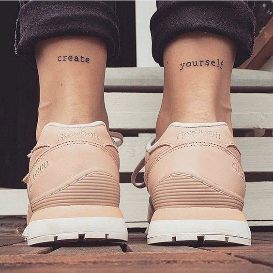 Tatuajes de nombres en el tobillo